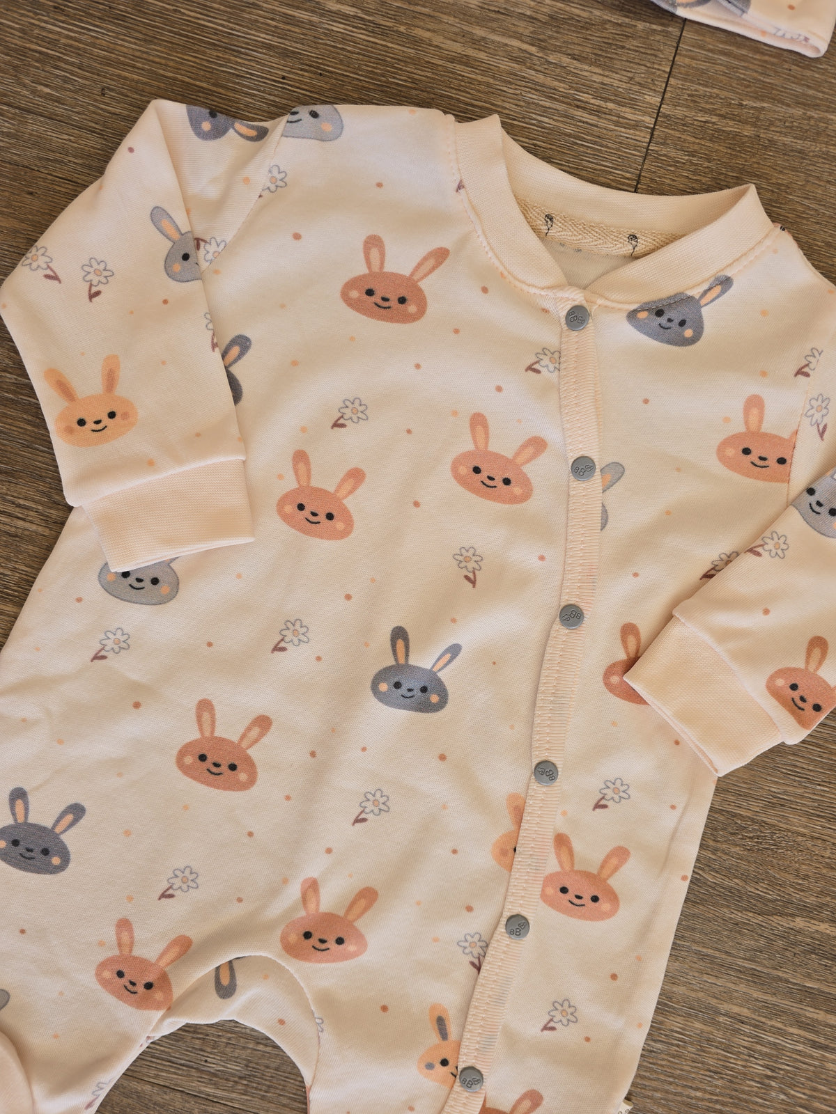 Pyjama bébé fille lapins avec bandeau 100 % coton – détail 2