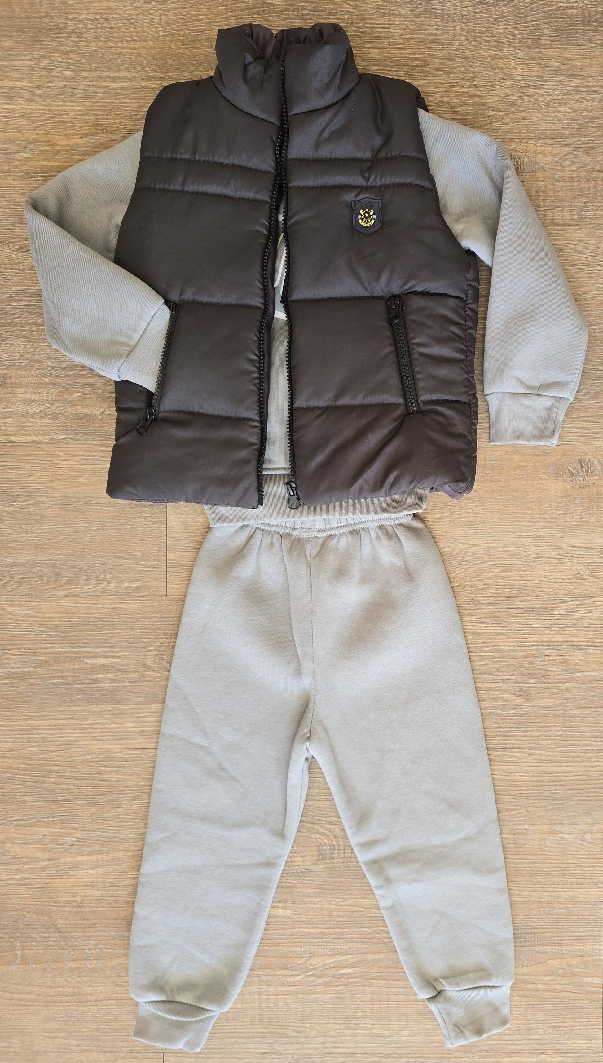 Ensemble trois pièces garçon gris ou vert avec doudoune sans manche taille de 3 à 6 an ref 1366 ALL FOR KIDS