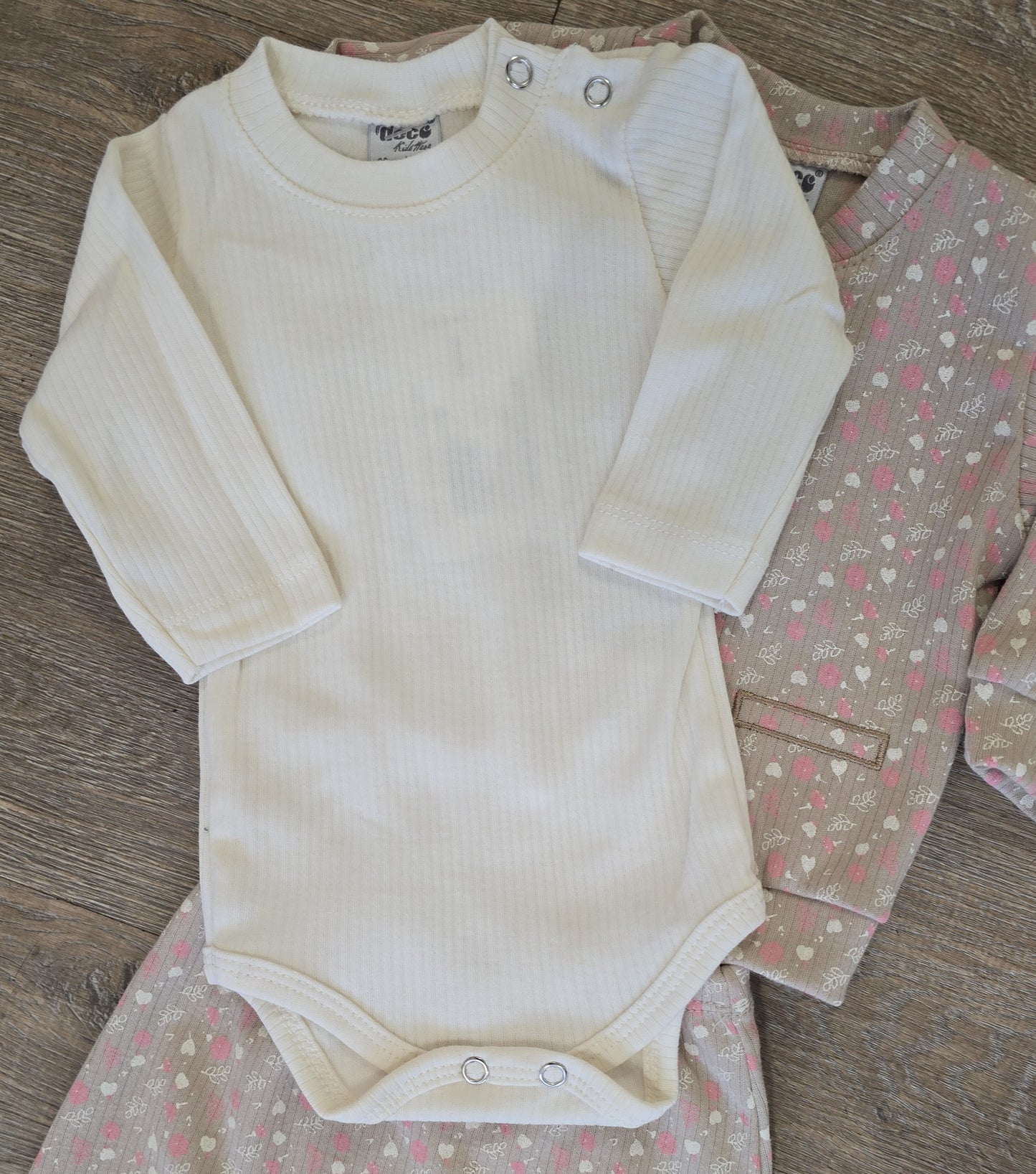 Ensemble bébé fille cœurs rose et beige taille de 3 à 9 mois 100% coton  ref 6866