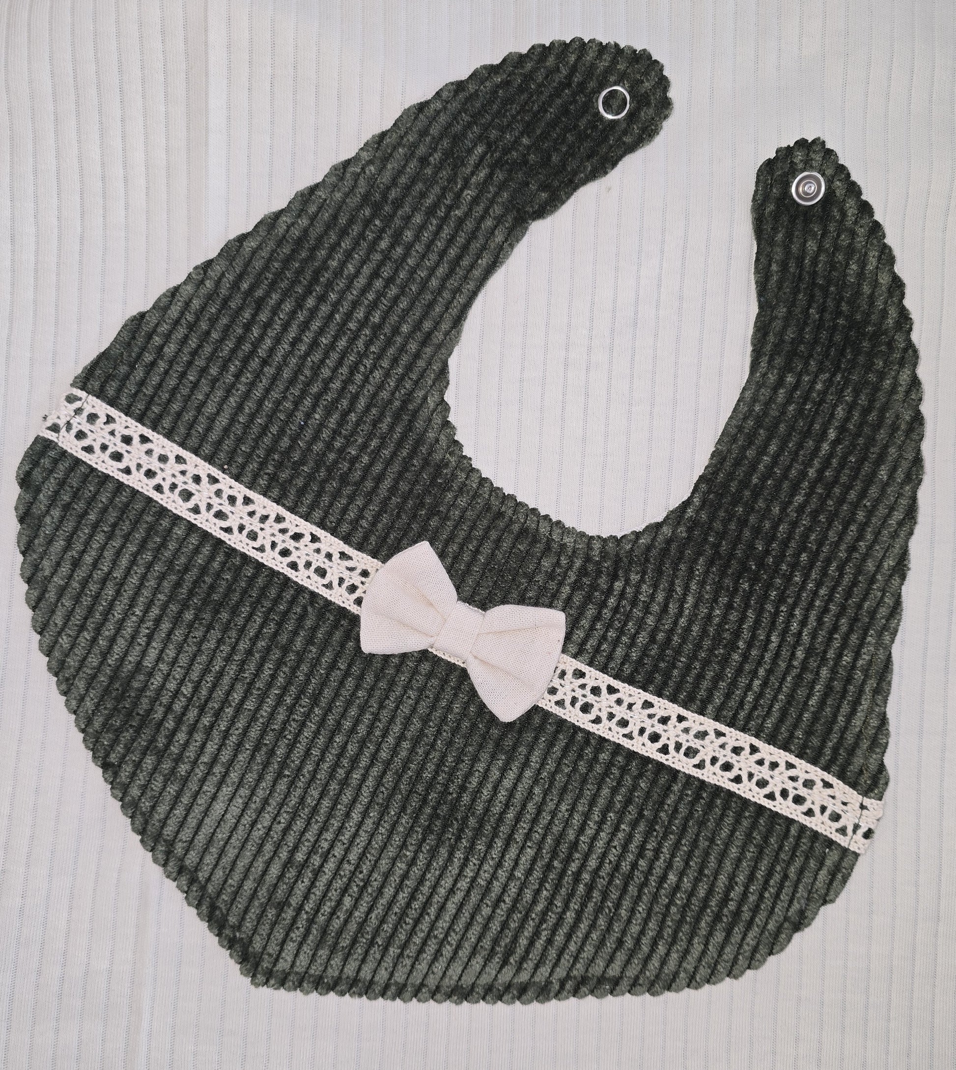 Bavoir bébé coton côtelé avec nœud Lot de 2 beige et kaki ref 035 ALL FOR KIDS