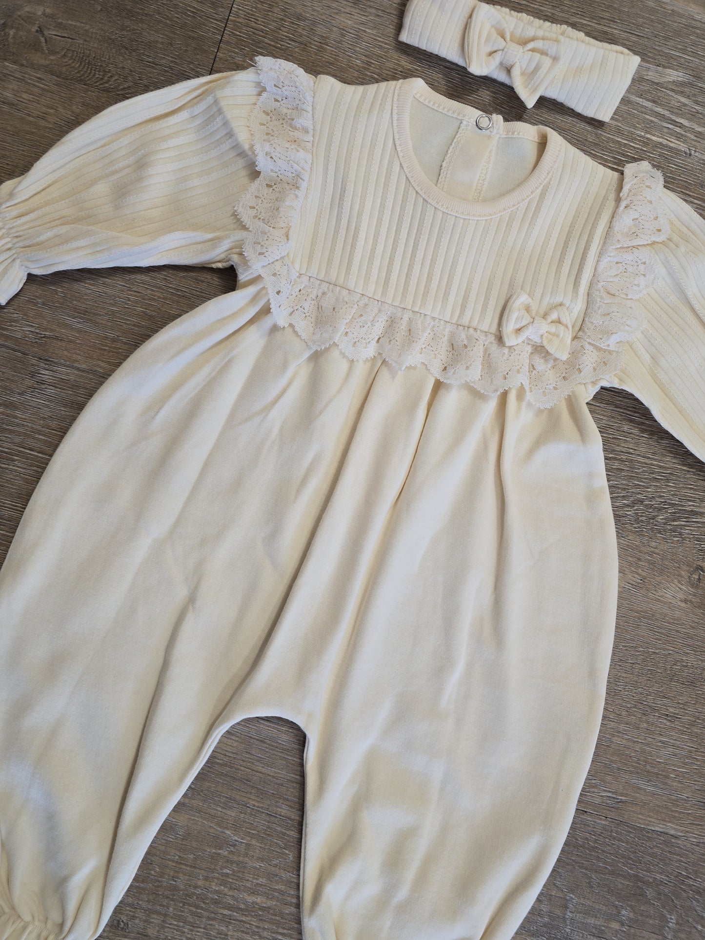 Combinaison bébé fille à dentelle avec bandeau assorti taille de 0 à 6 mois ref 3017 ALL FOR KIDS