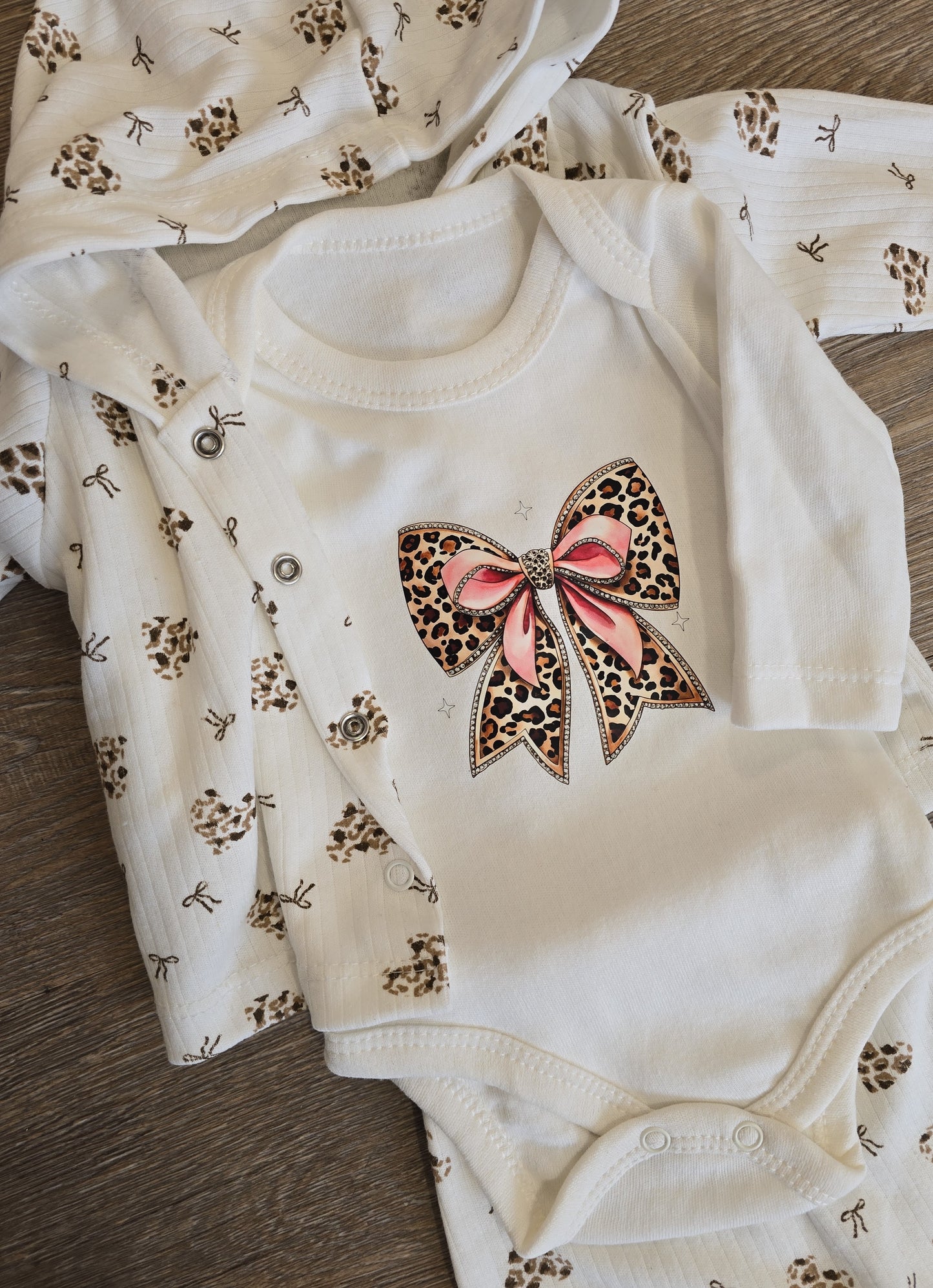 Ensemble bébé fille 3 pièces léopard taille de 0 à 9 mois 100% coton ref 0119