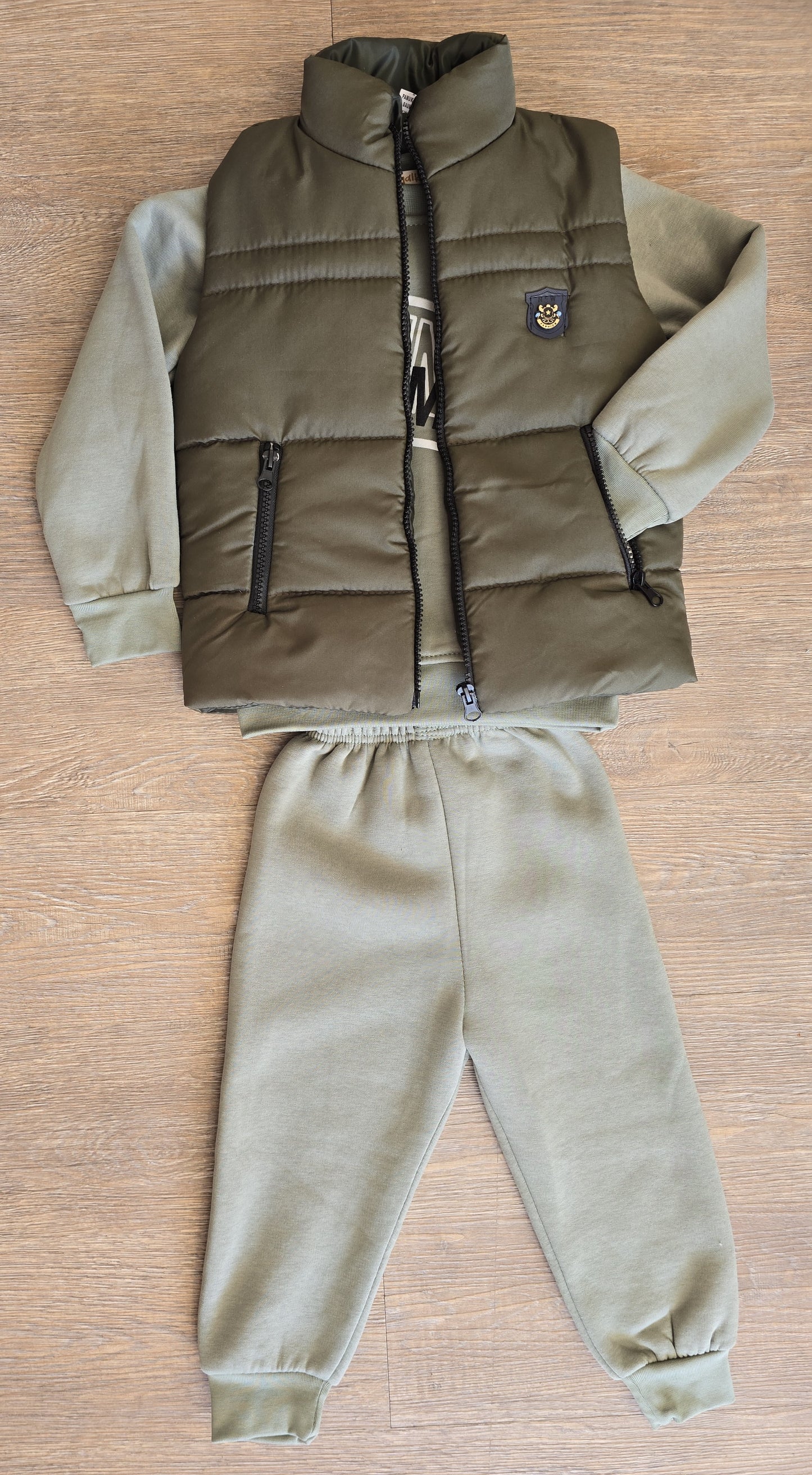 Ensemble trois pièces garçon gris ou vert avec doudoune sans manche taille de 3 à 6 an ref 1366 ALL FOR KIDS