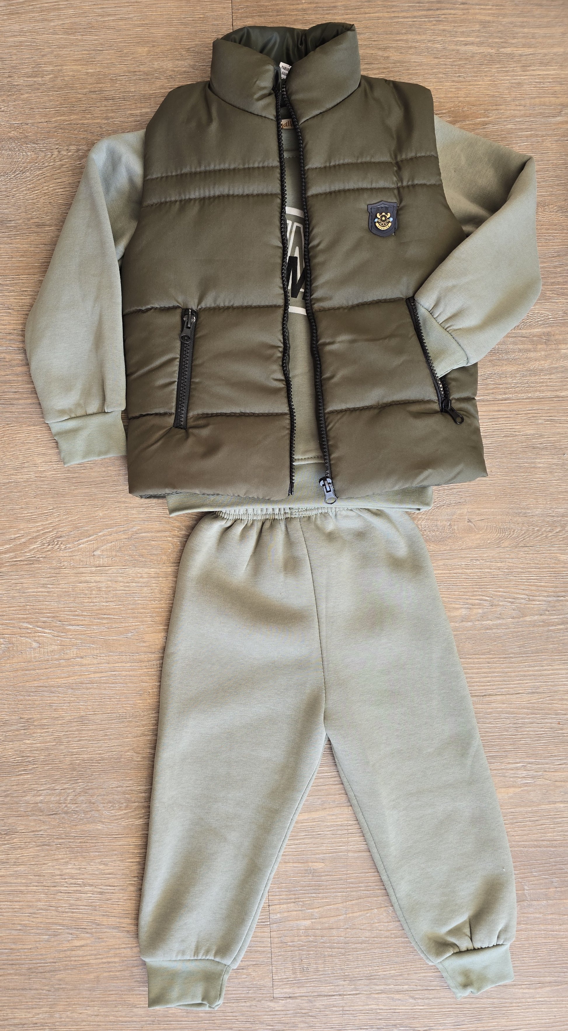Ensemble trois pièces garçon gris ou vert avec doudoune sans manche taille de 3 à 6 an ref 1366 ALL FOR KIDS