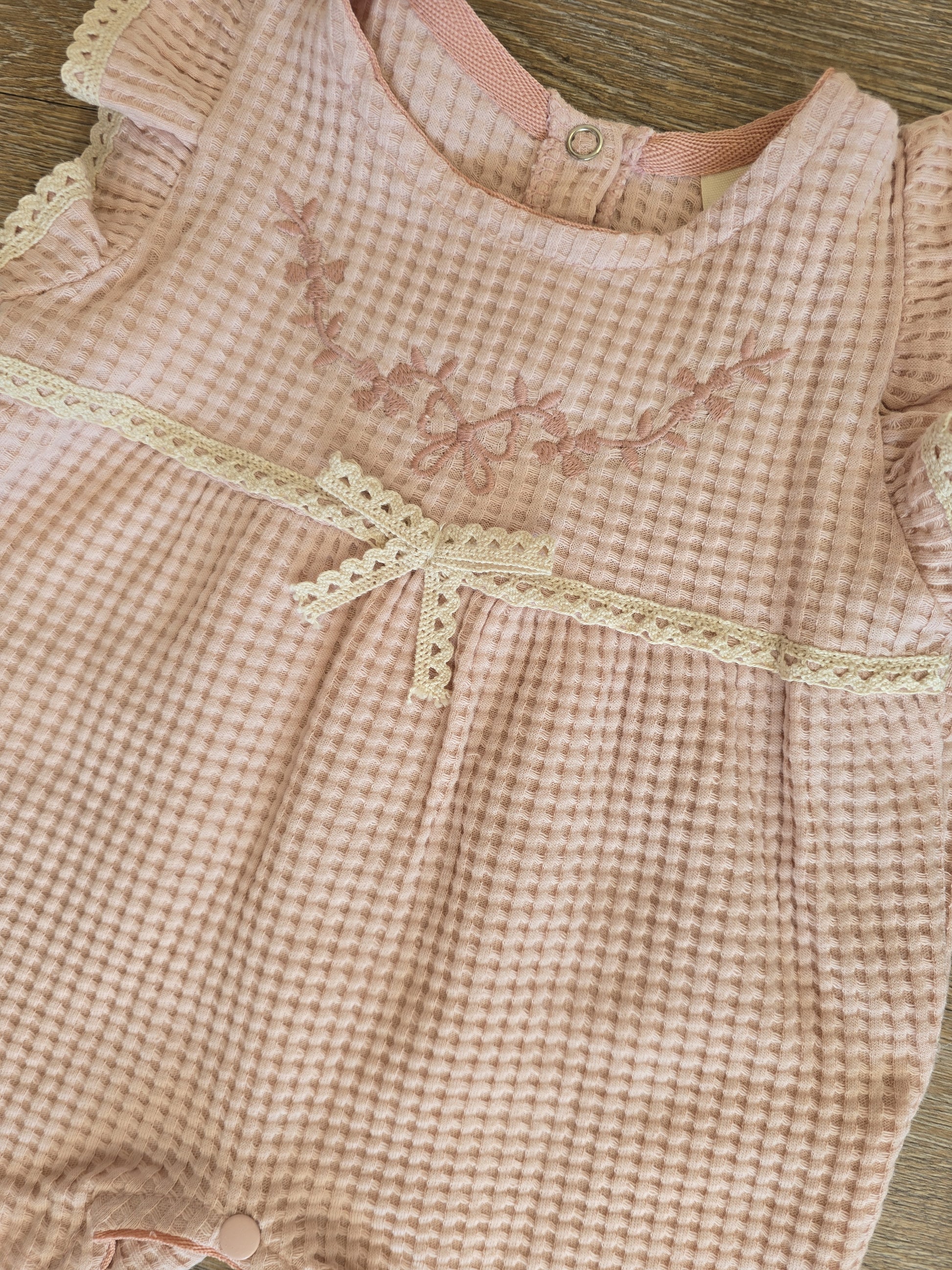 Barboteuse bébé fille volants coton taille de 0 à 9 mois ref 1209 ALL FOR KIDS