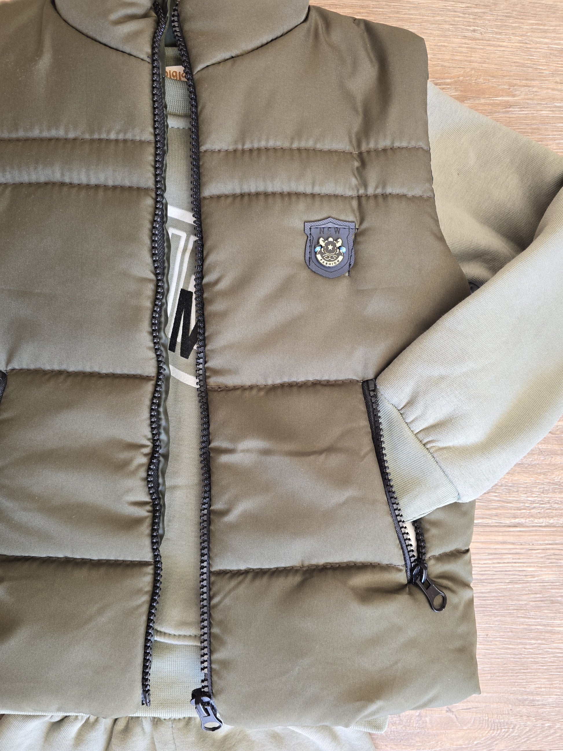 Ensemble trois pièces garçon gris ou vert avec doudoune sans manche taille de 3 à 6 an ref 1366 ALL FOR KIDS