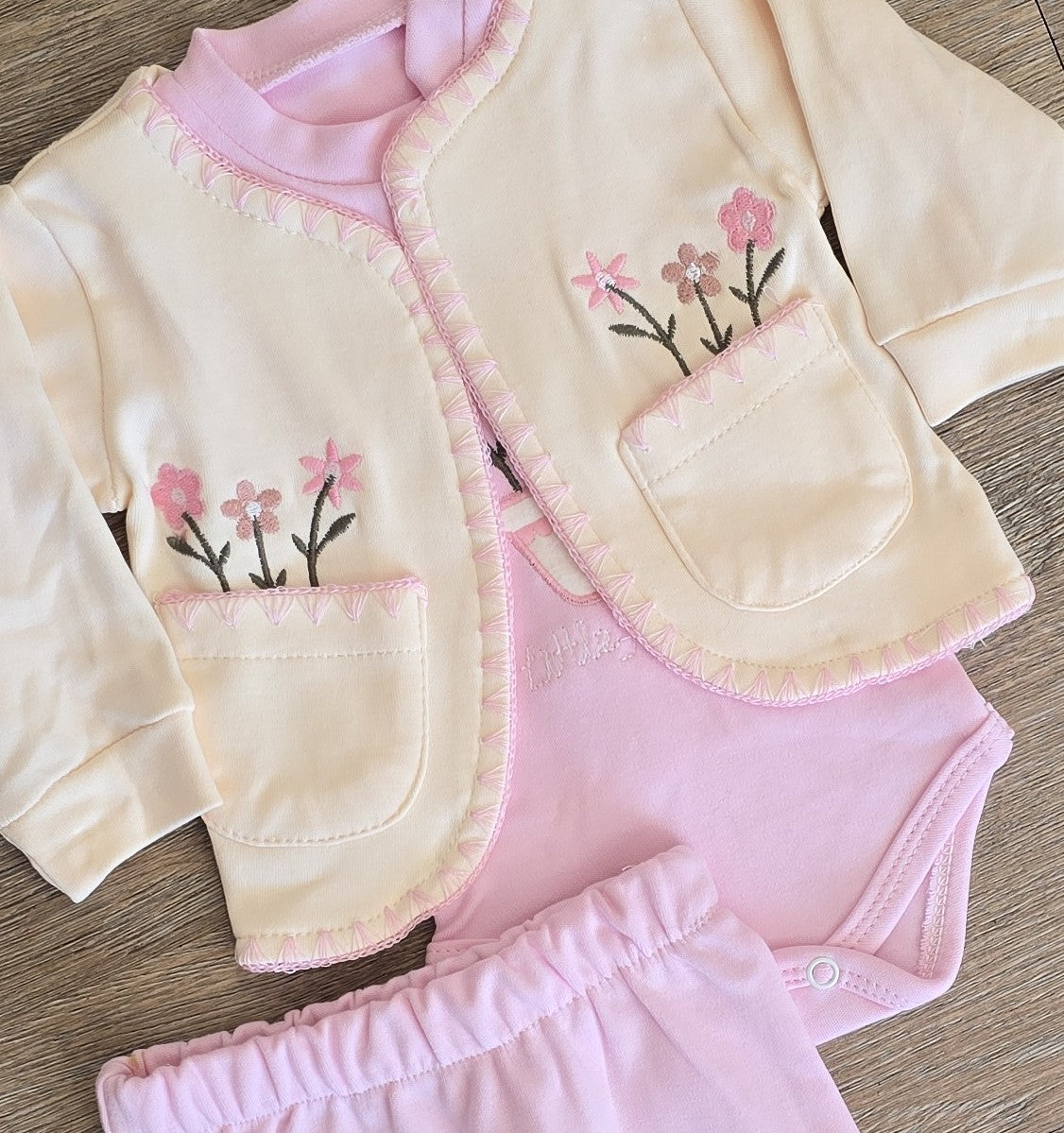 Ensemble bébé coton – Gilet brodé, body et pantalon – 0 à 9 mois ALL FOR KIDS