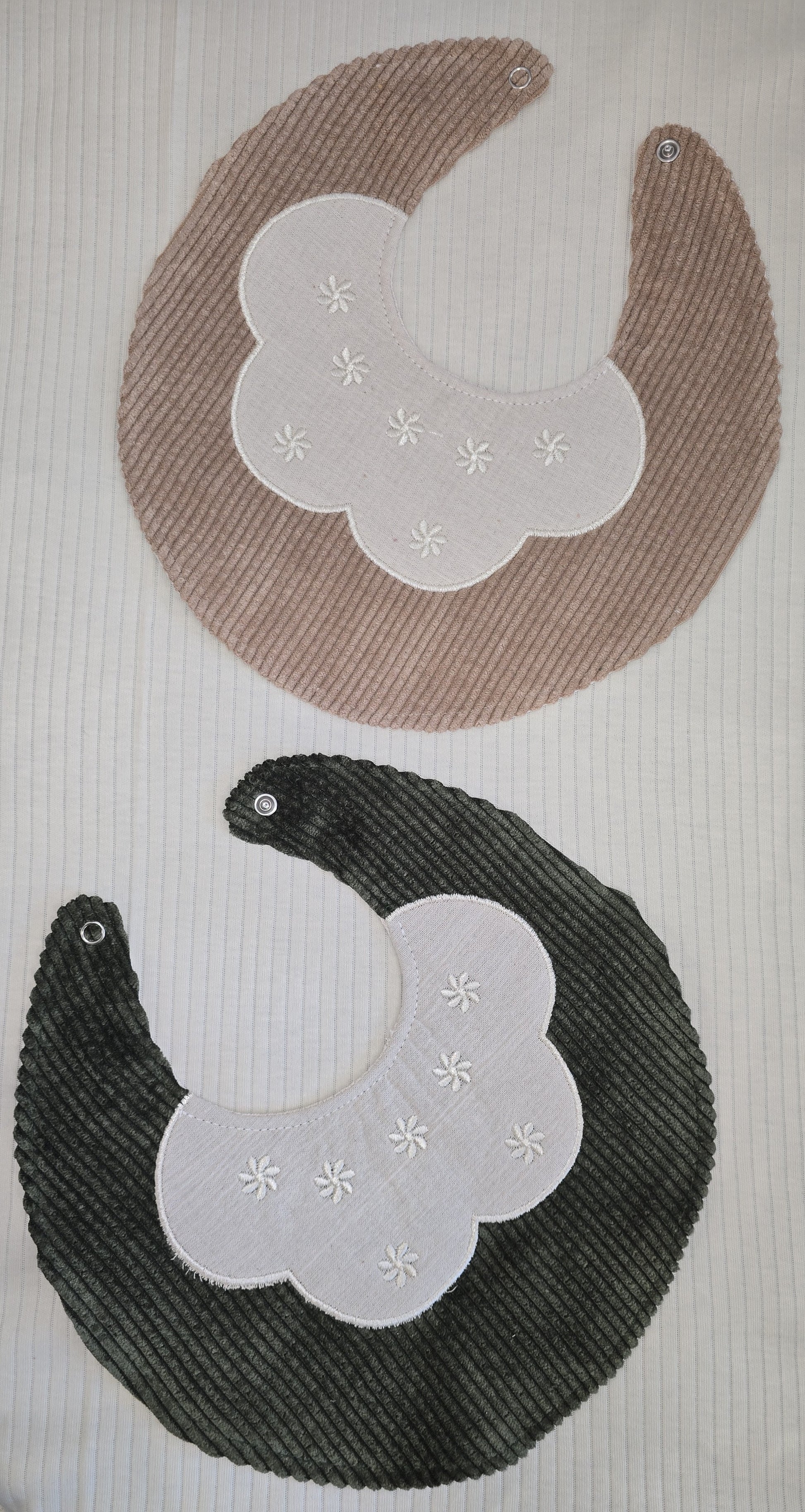 Bavoir bébé, lot de 2 en coton côtelé beige et kaki ref 040 ALL FOR KIDS