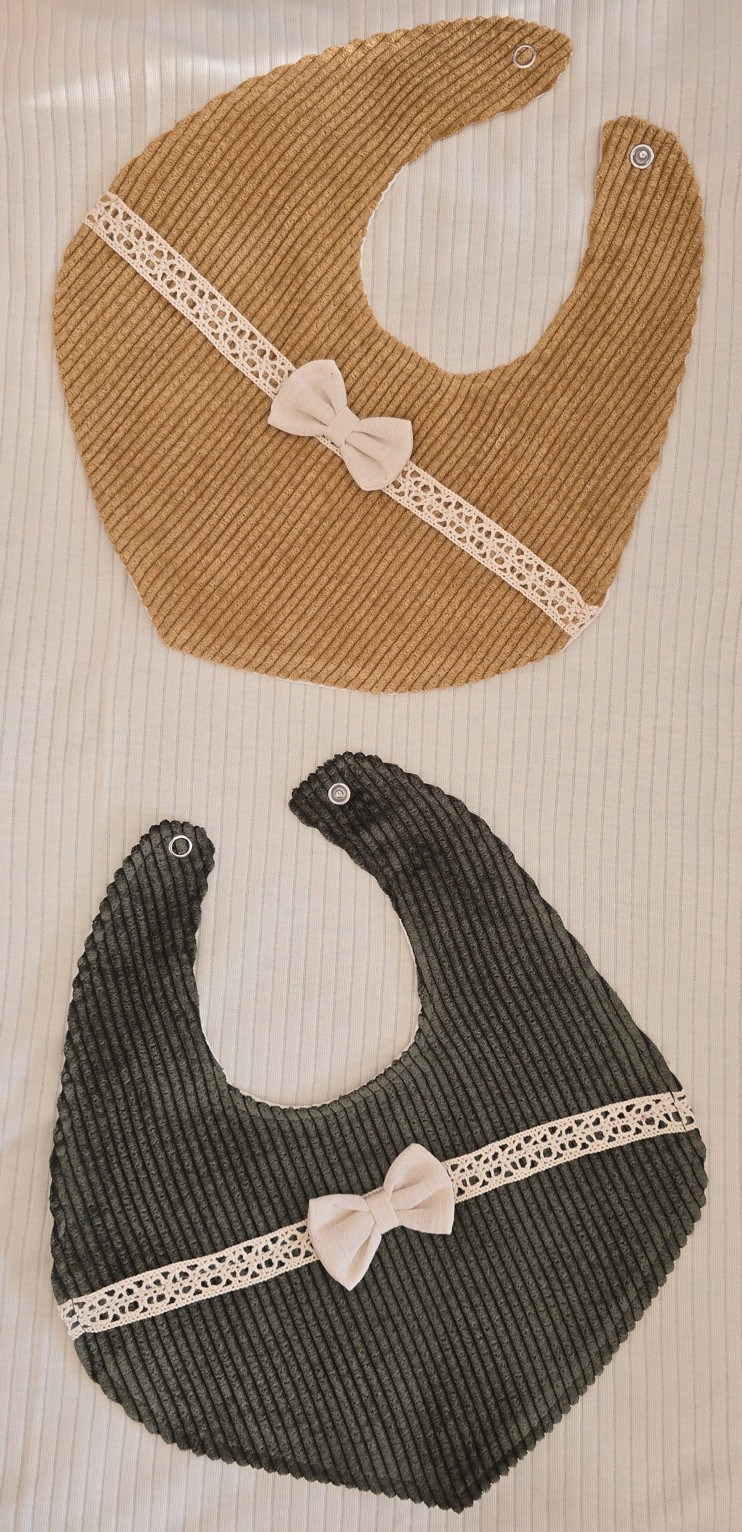 Bavoir bébé coton côtelé avec nœud Lot de 2 marron kaki ref 033 ALL FOR KIDS