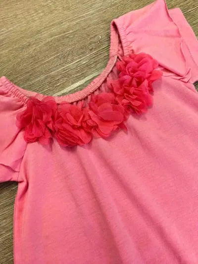 Robe rose bébé fille avec col fleurs en tissu et manches à volants