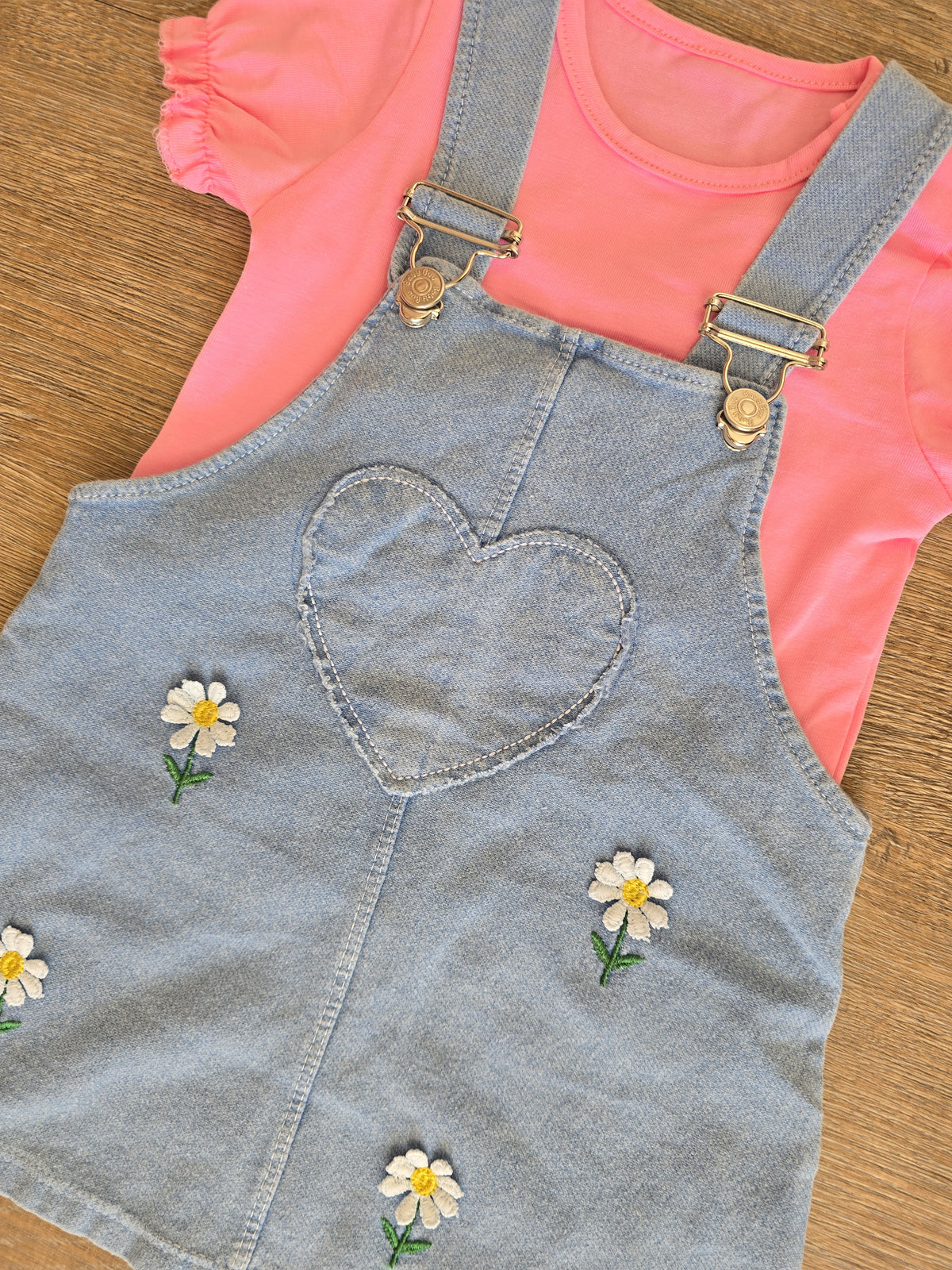 Robe salopette bébé fille effet denim avec cœur brodé et fleurs