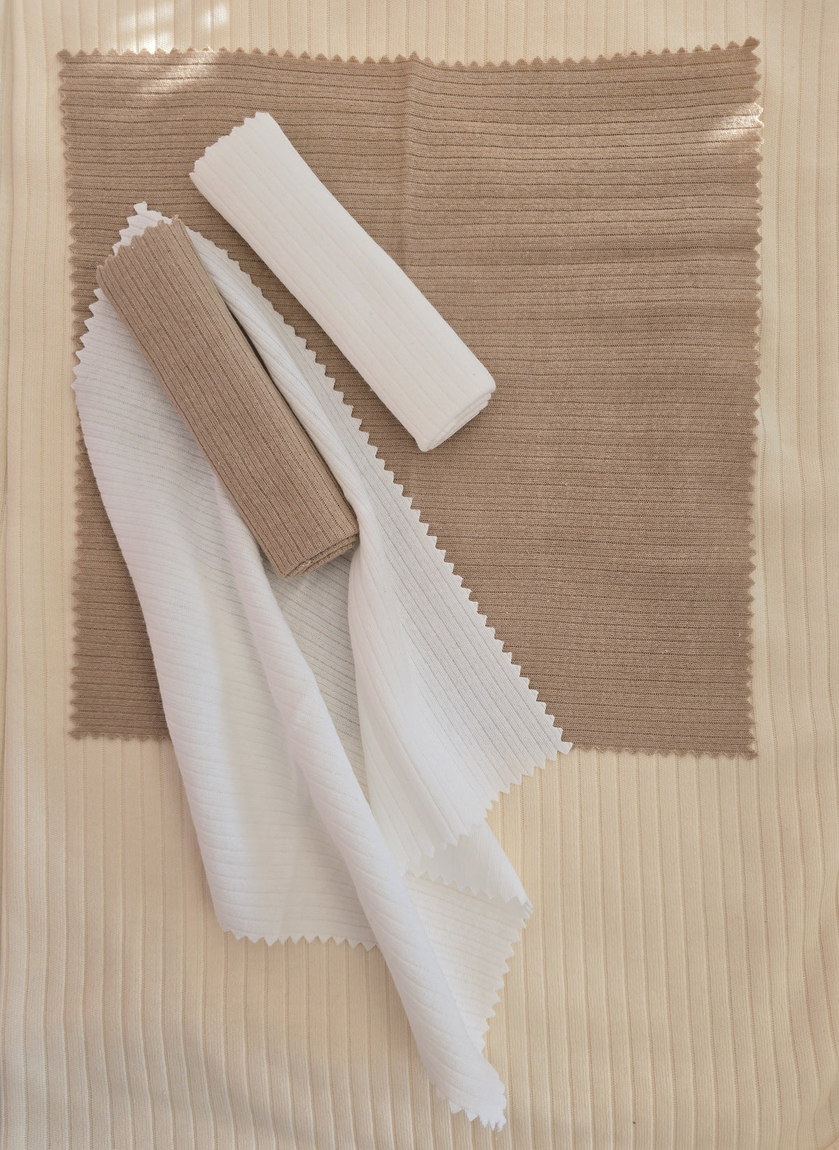 Serviettes bébé en coton biologique blanc et beige