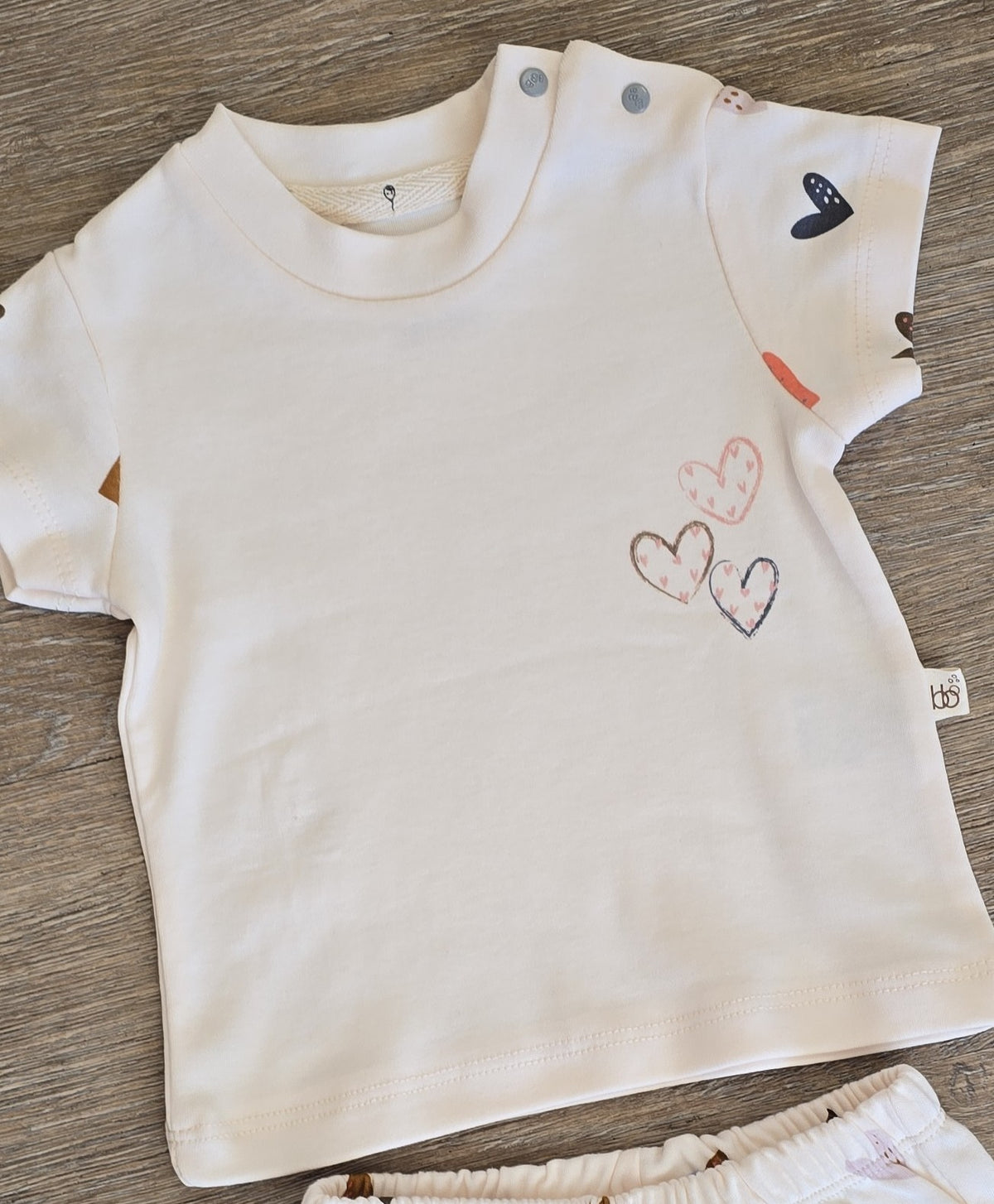Tee-shirt bébé fille à cœurs et short assorti 100 % coton