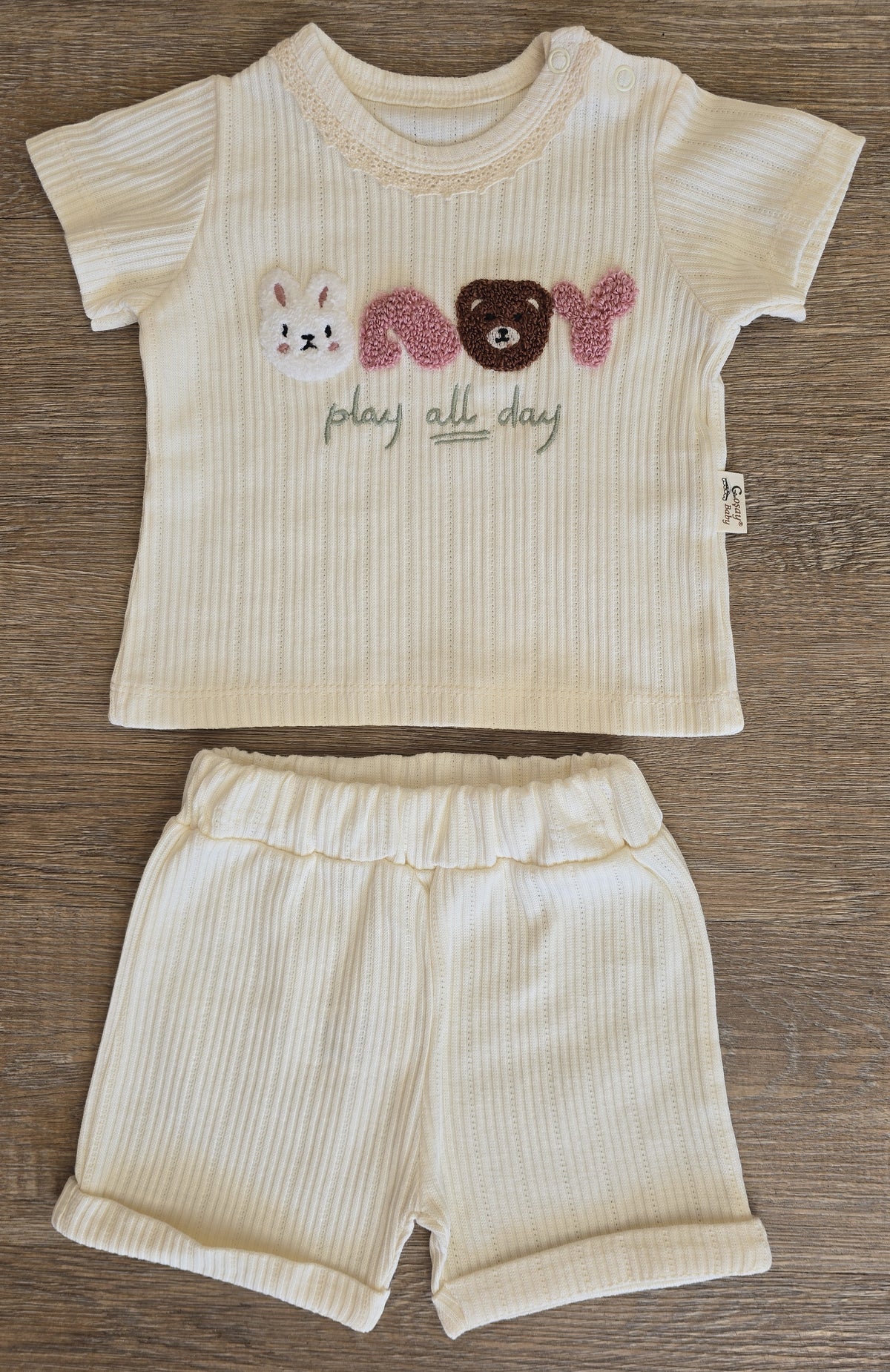 Tee-shirt bébé écru Play All Day avec motifs animaux et short assorti