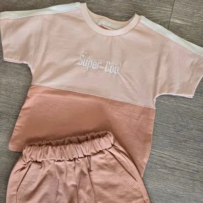 Tee-shirt garçon Super Cool et short beige tenue été