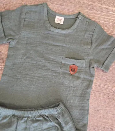 Tee-shirt vert bébé garçon en gaze de coton avec short assorti