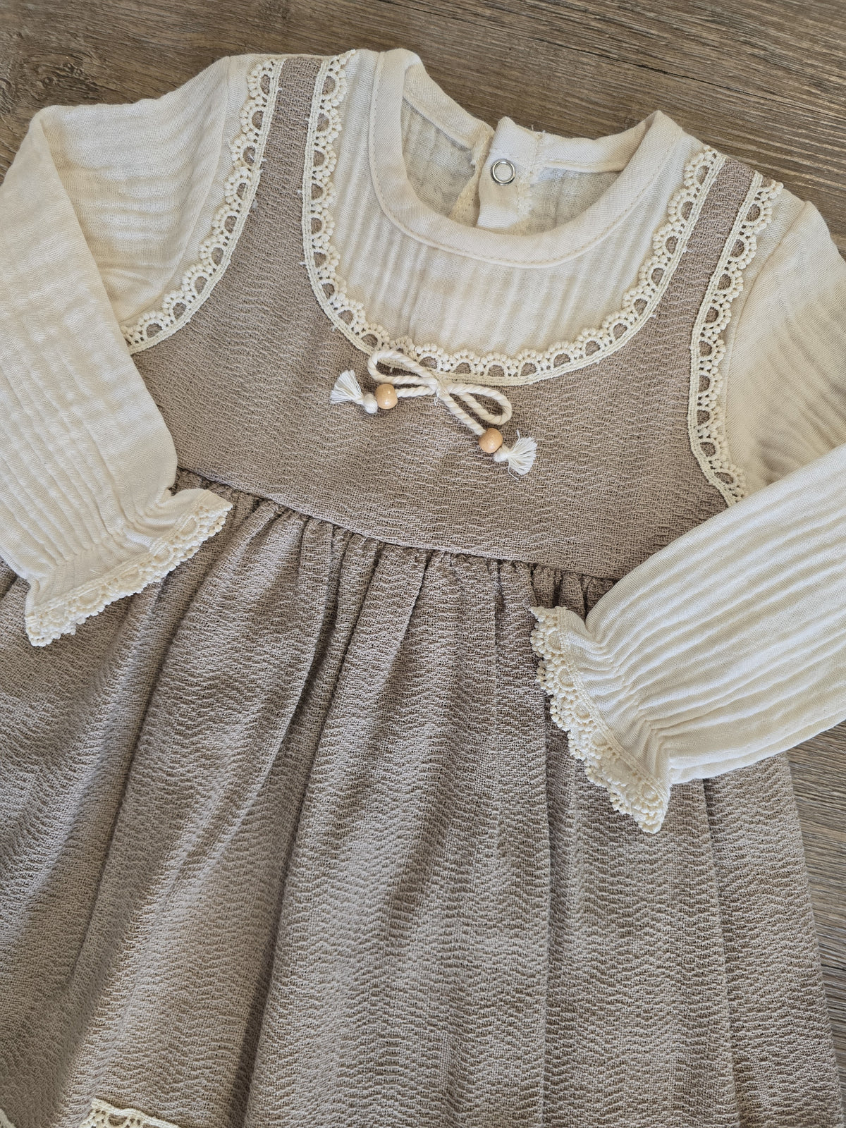 Tenue bébé fille robe vintage beige effet superposé