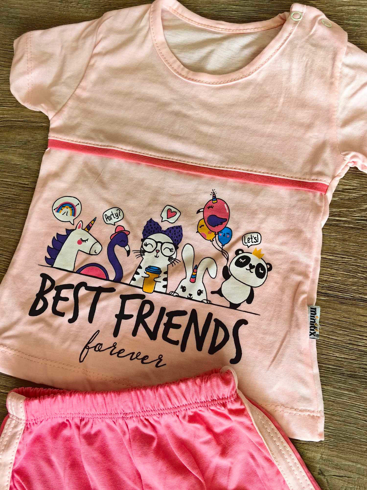 Tenue bébé fille tee-shirt imprimé coloré et short rose assorti