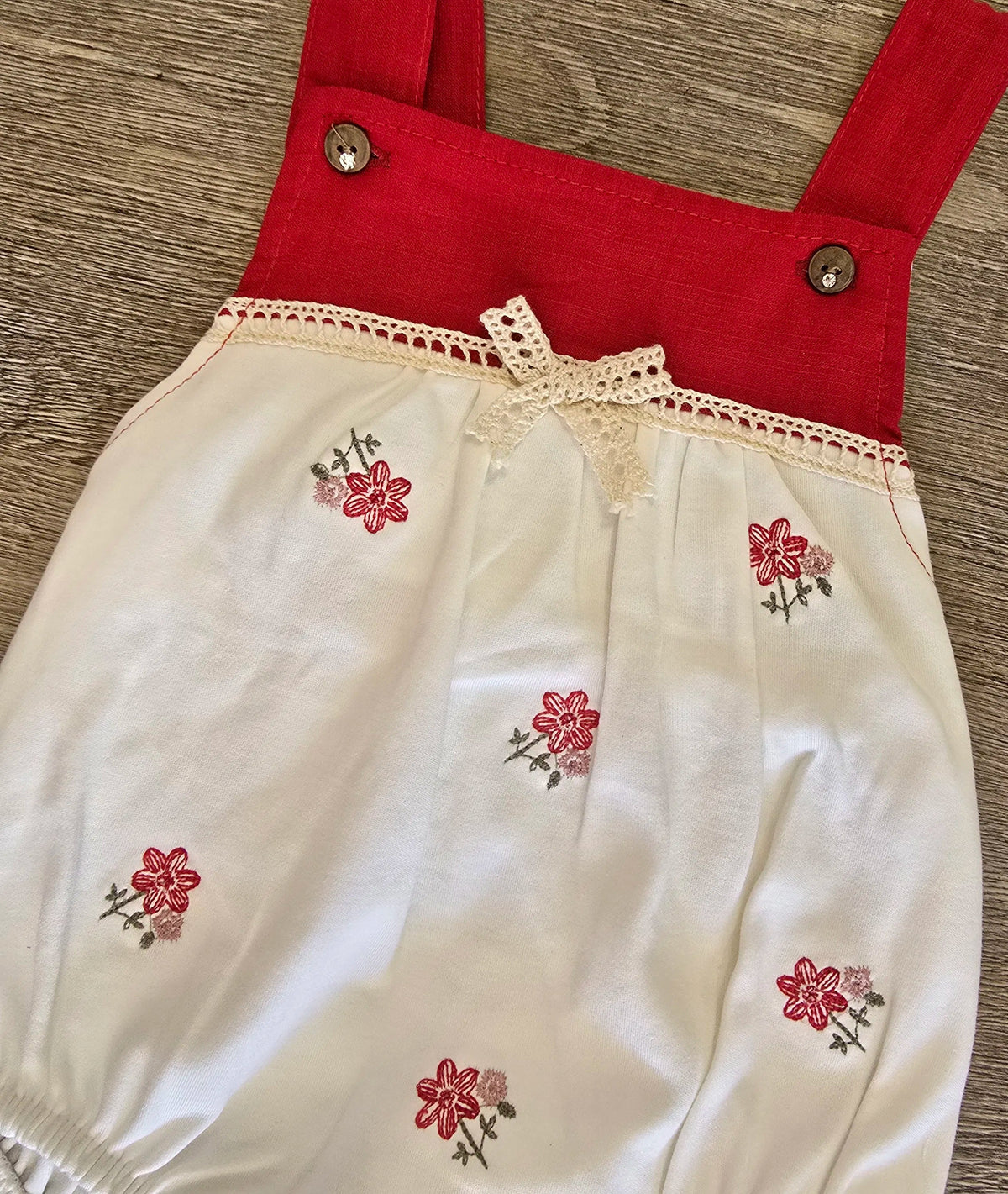 Tenue été bébé fille barboteuse 100 % coton rouge à fleurs brodées