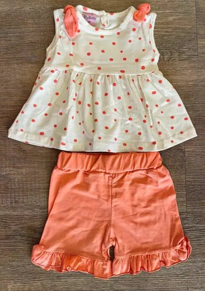 Tenue été bébé fille débardeur à pois et short corail volanté