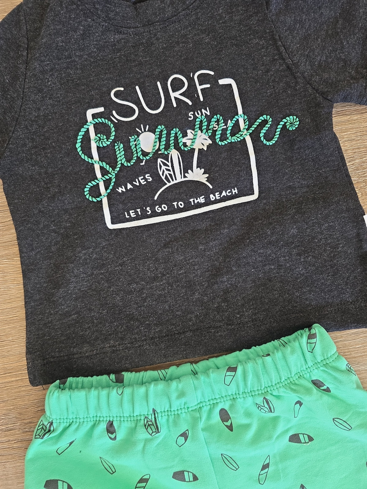 Tenue été bébé garçon 100 % coton tee-shirt noir et short vert surf