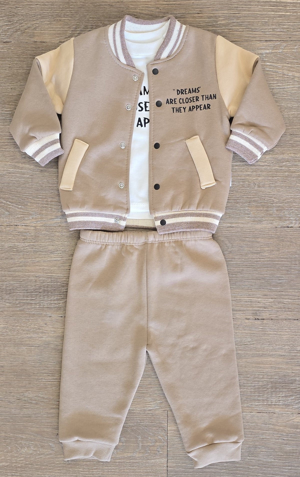 Veste teddy beige de l’ensemble bébé garçon 3 pièces en coton
